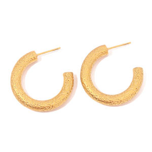 2023 New Luxury Geometric 18K Gold Plated CC Hoop Earrings Women Bump Stainless Steel Texture Fashion Jewelry Earrings for Girls